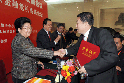 人大常委會(huì)副委員長(zhǎng)，全國(guó)婦聯(lián)主席：顧秀蓮為我司董事長(zhǎng)、總經(jīng)理：黃毅頒獎(jiǎng)